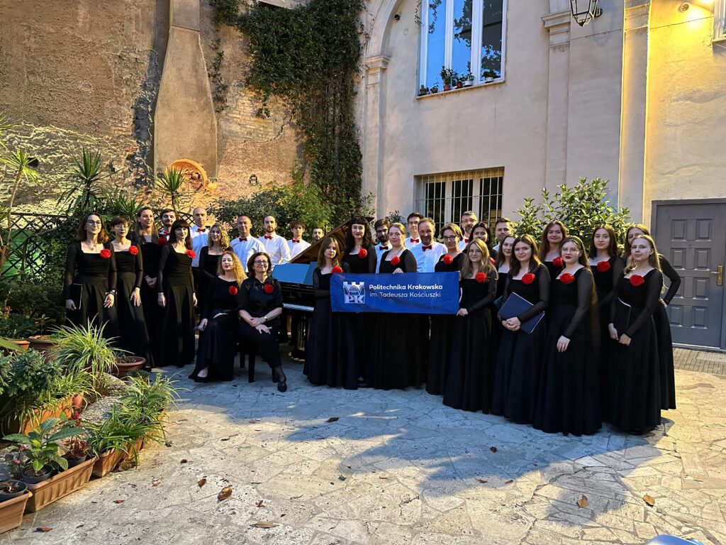 Zdjęcie grupowe Chóru, Dyrygent przy fortepianie, plener, Włochy.