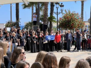 Zdjęcie grupowe - Chór "Cantata" w Hiszpanii, w plenerze. W tle morze.