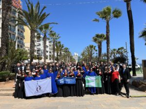 Zdjęcie grupowe Chóru "Cantata" w Hiszpanii, plener, aleja między palmami, wzdłuż wybrzeża.