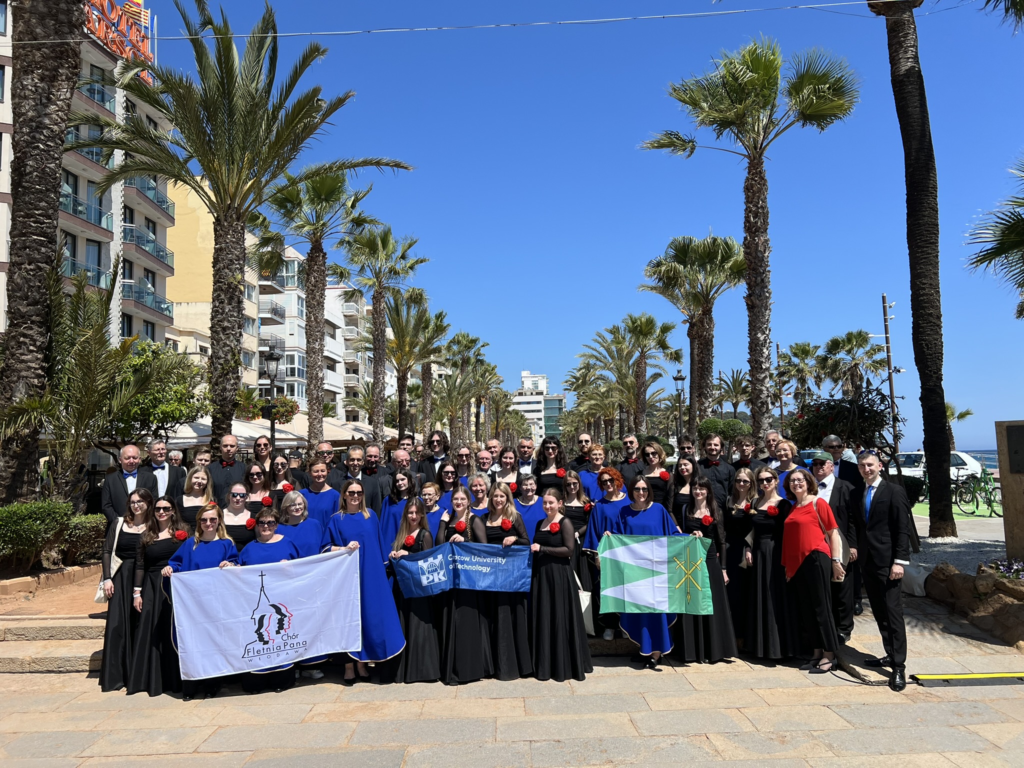 Zdjęcie grupowe Chóru "Cantata" w Hiszpanii, plener, aleja między palmami, wzdłuż wybrzeża.