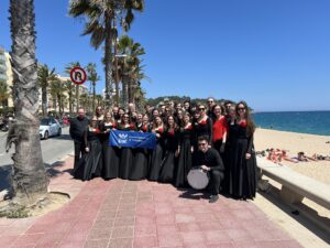Zdjęcie grupowe Chóru "Cantata" w Hiszpanii, plener, deptak wzdłuż wybrzeża.