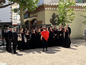 Zdjęcie Chóru "Cantata" w trakcie śpiewu, plener, przed wejściem do kościoła Església St. Romà w Lloret de Mar, Hiszpania.