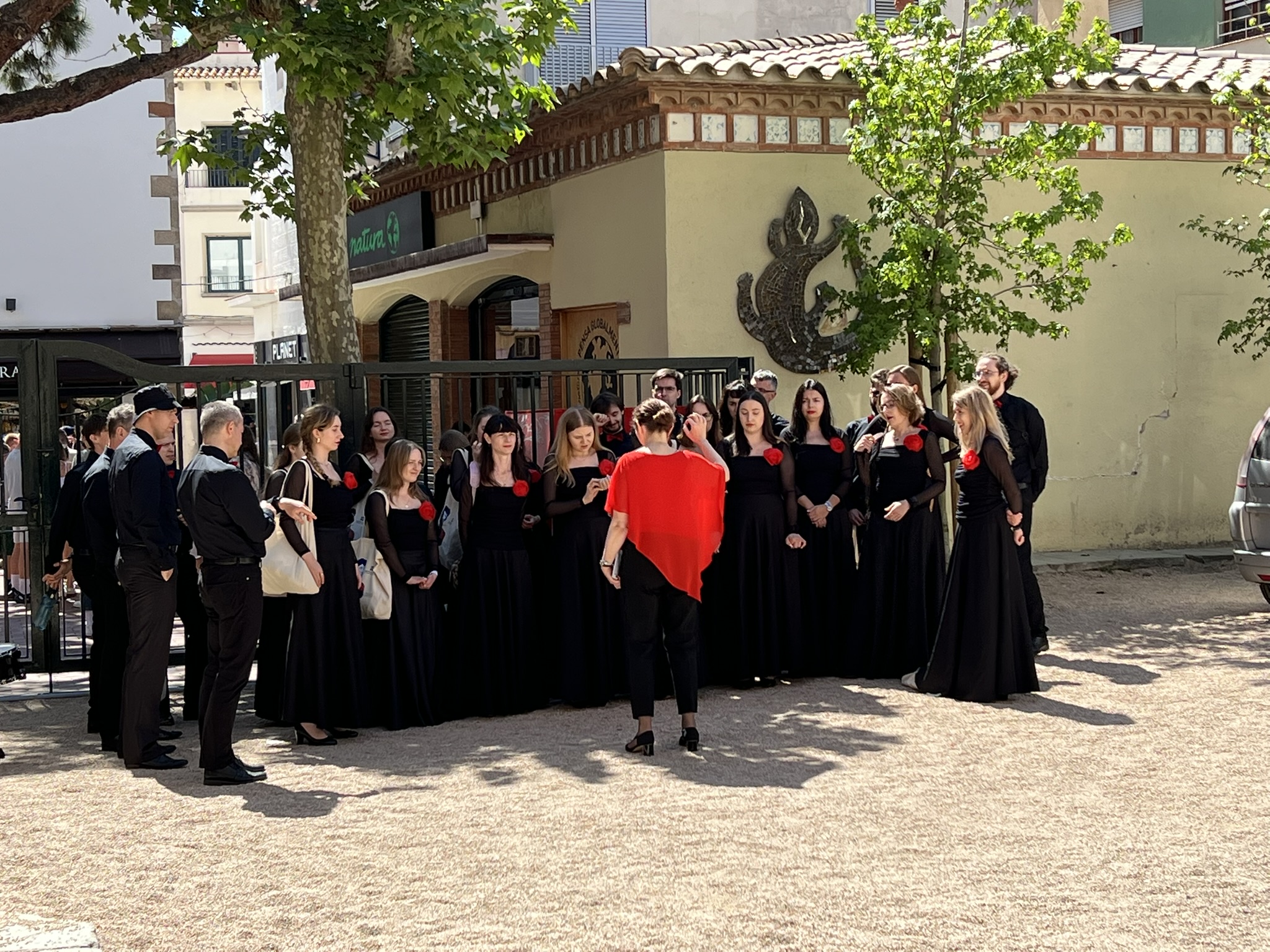 Zdjęcie Chóru "Cantata" w trakcie śpiewu, plener, przed wejściem do kościoła Església St. Romà w Lloret de Mar, Hiszpania.