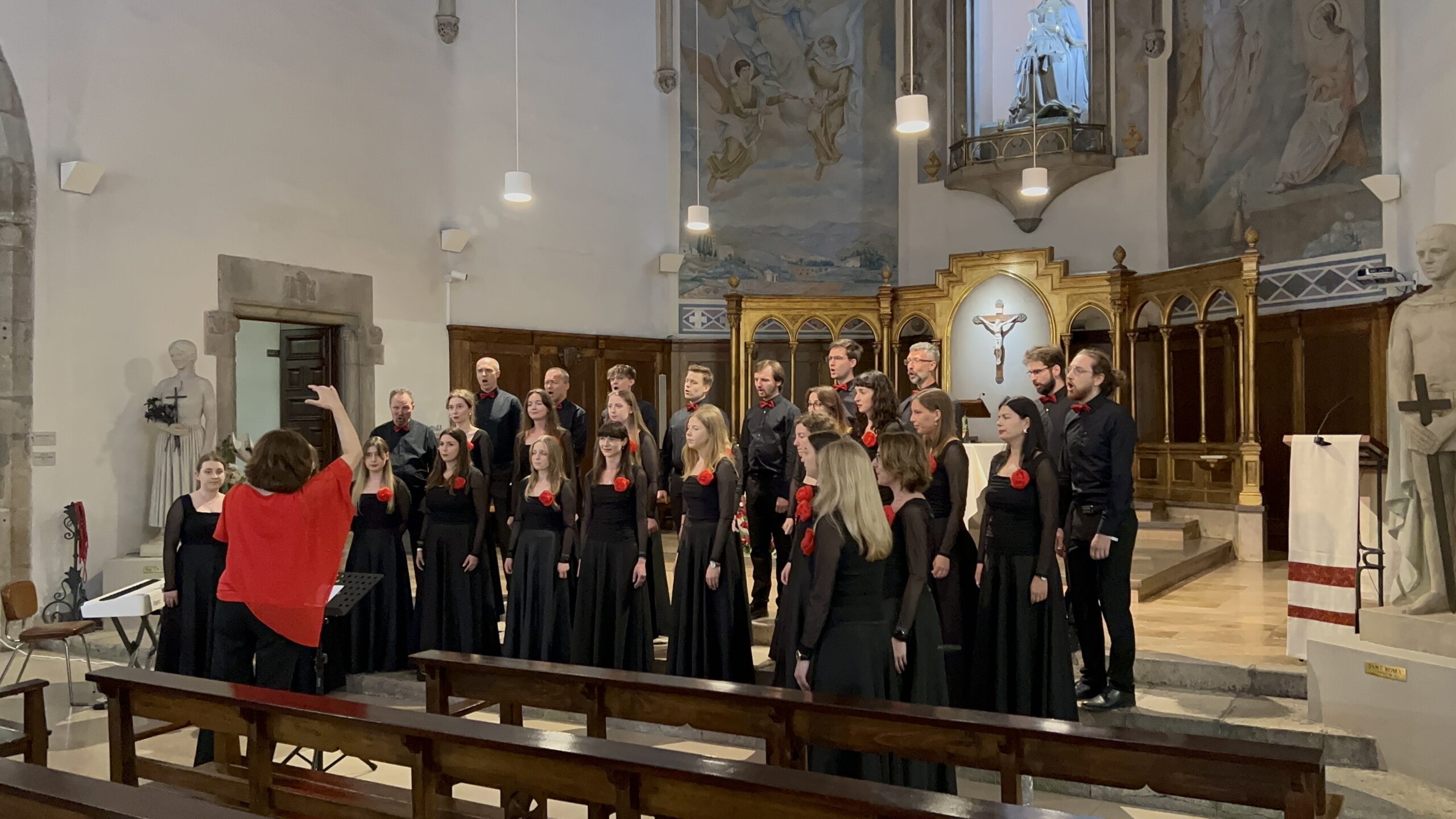 Zdjęcie Chóru "Cantata" w trakcie przesłuchań konkursowych, kościół Església St. Romà w Lloret de Mar, Hiszpania.