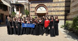 Zdjęcie Chóru "Cantata" przed wejściem do kaplicy chrzcielnej kościoła Església St. Romà w Lloret de Mar, Hiszpania.