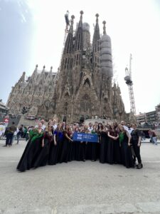 Zdjęcie Chóru "Cantata" przed kościołem Sagrada Familia w Barcelonie, Hiszpania.