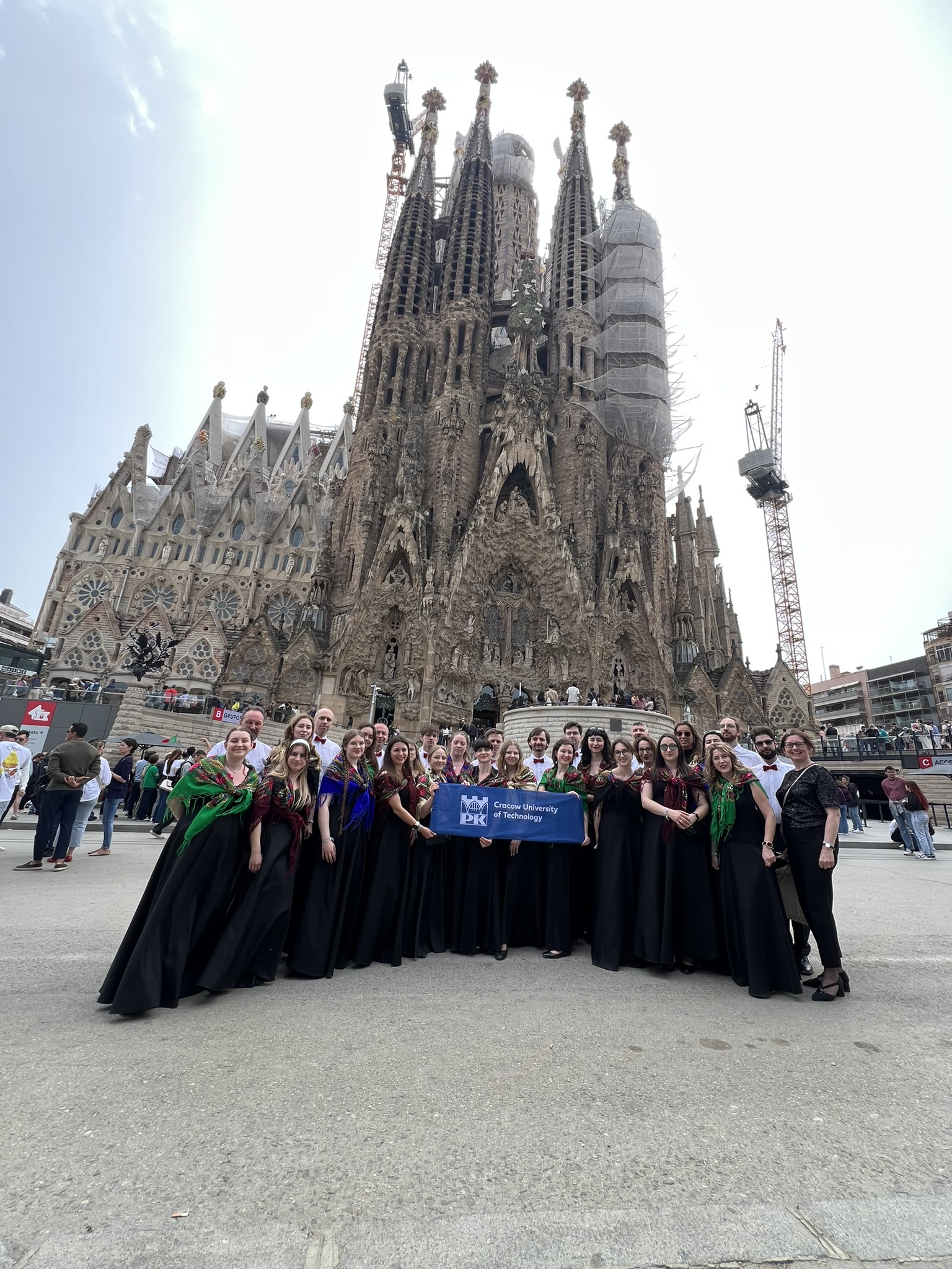 Zdjęcie Chóru "Cantata" przed kościołem Sagrada Familia w Barcelonie, Hiszpania.