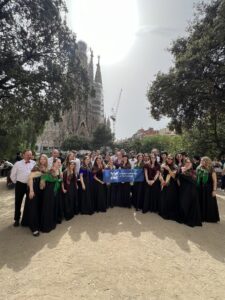 Zdjęcie Chóru "Cantata" przed kościołem Sagrada Familia w Barcelonie, Hiszpania.