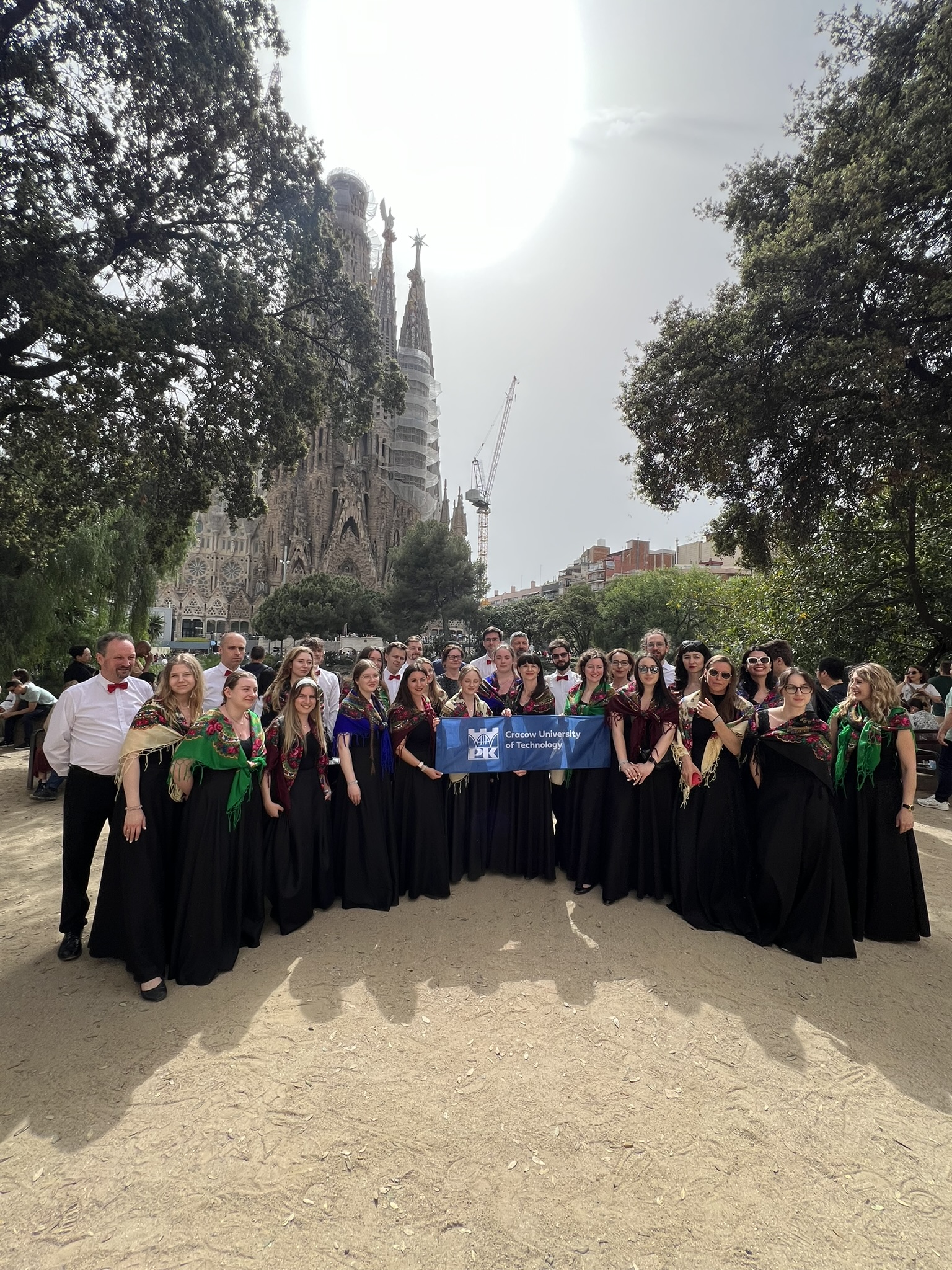 Zdjęcie Chóru "Cantata" przed kościołem Sagrada Familia w Barcelonie, Hiszpania.
