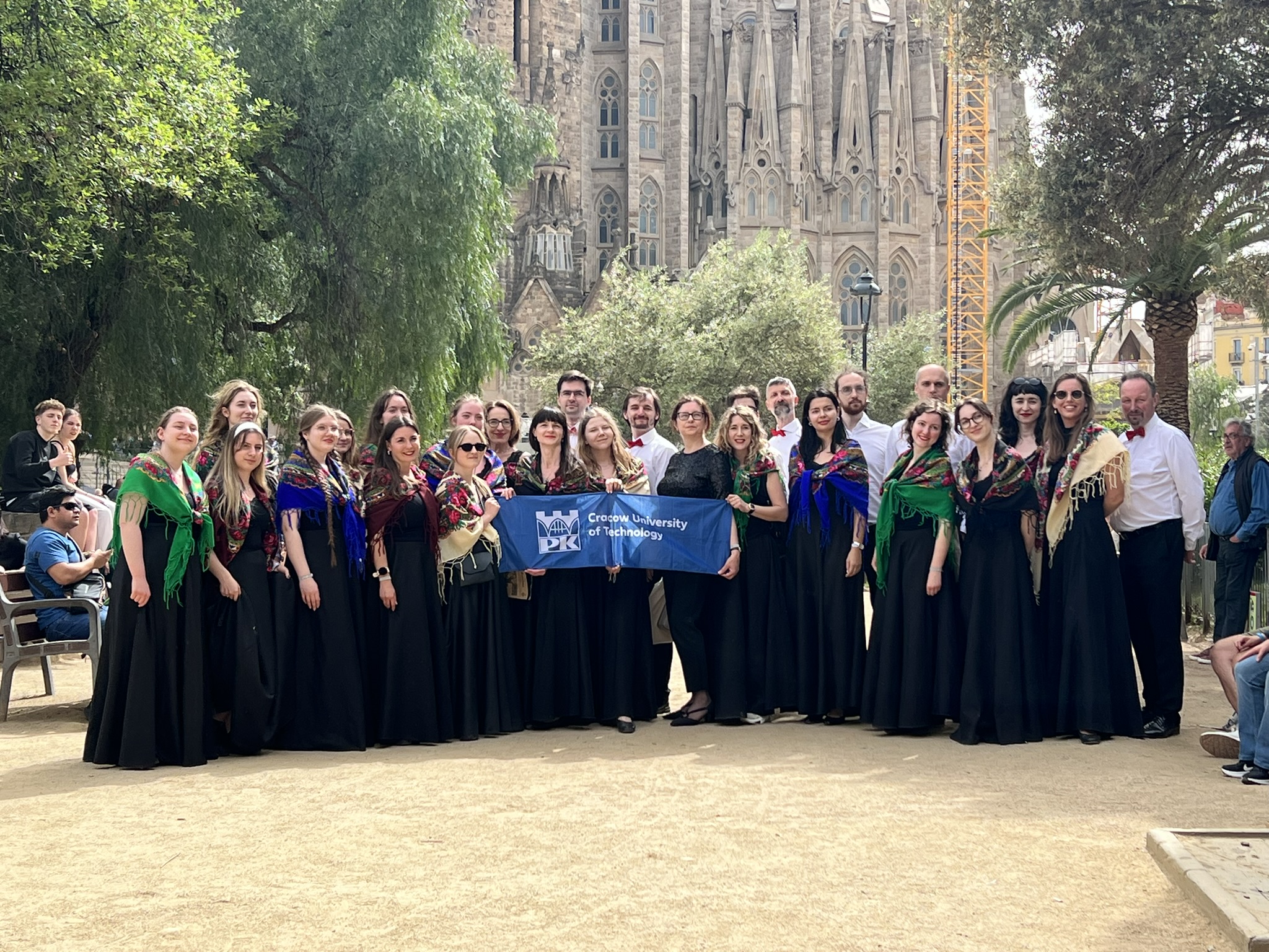 Zdjęcie Chóru "Cantata" przed kościołem Sagrada Familia w Barcelonie, Hiszpania.