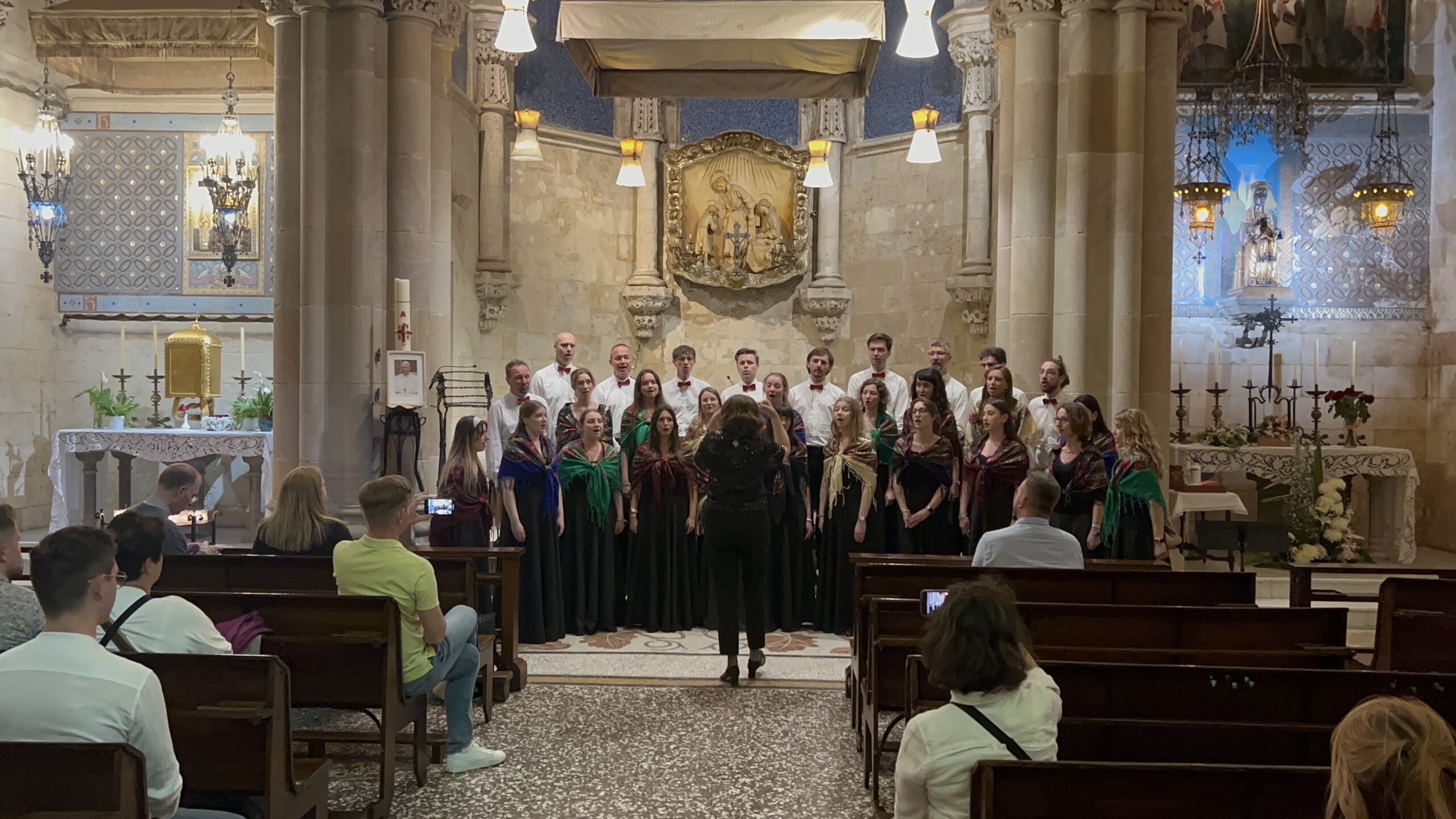 Zdjęcie Chóru w trakcie koncertu chórów w ramach festiwalu, we wnętrzu kaplicy - krypty kościoła Sagrada Familia w Barcelonie.