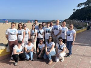 Zdjęcie grupowe Chóru "Cantata" na deptaku przy plaży w Hiszpanii.