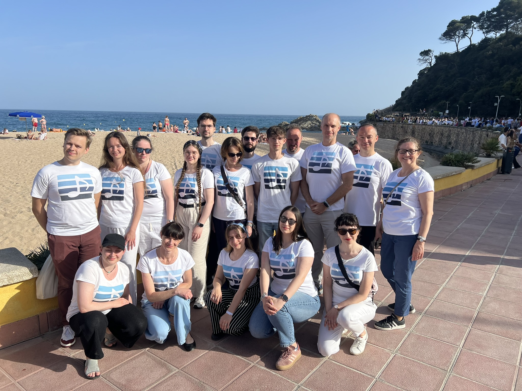 Zdjęcie grupowe Chóru "Cantata" na deptaku przy plaży w Hiszpanii.
