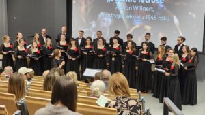 Zdjęcie grupowe Chóru "Cantata" wykonane w trakcie koncertu "Universum Cantaty".