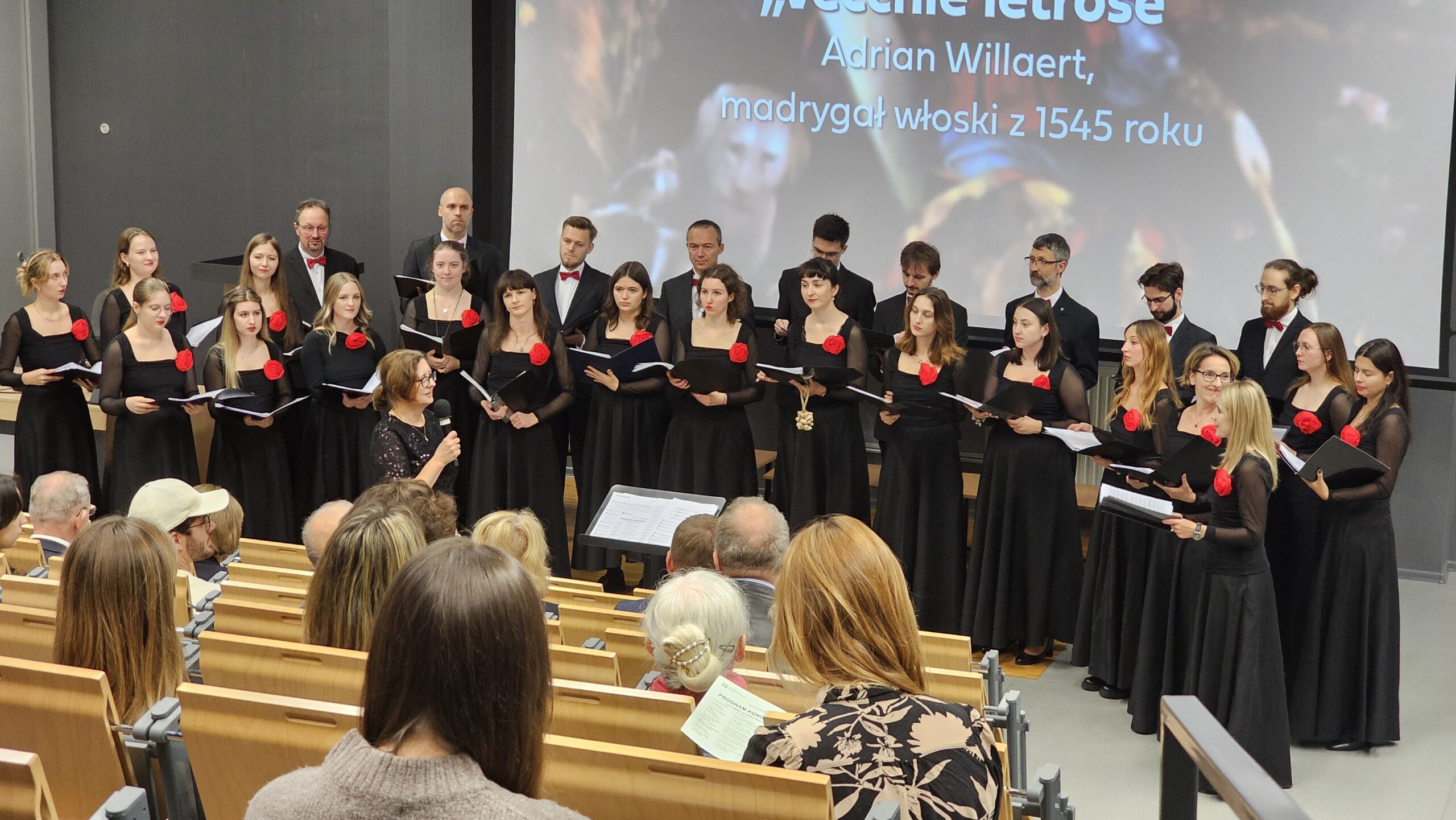 Zdjęcie grupowe Chóru "Cantata" wykonane w trakcie koncertu "Universum Cantaty".