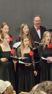 Zdjęcie grupowe Chóru "Cantata" wykonane w trakcie koncertu "Universum Cantaty".