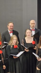 Zdjęcie grupowe Chóru "Cantata" wykonane w trakcie koncertu "Universum Cantaty".