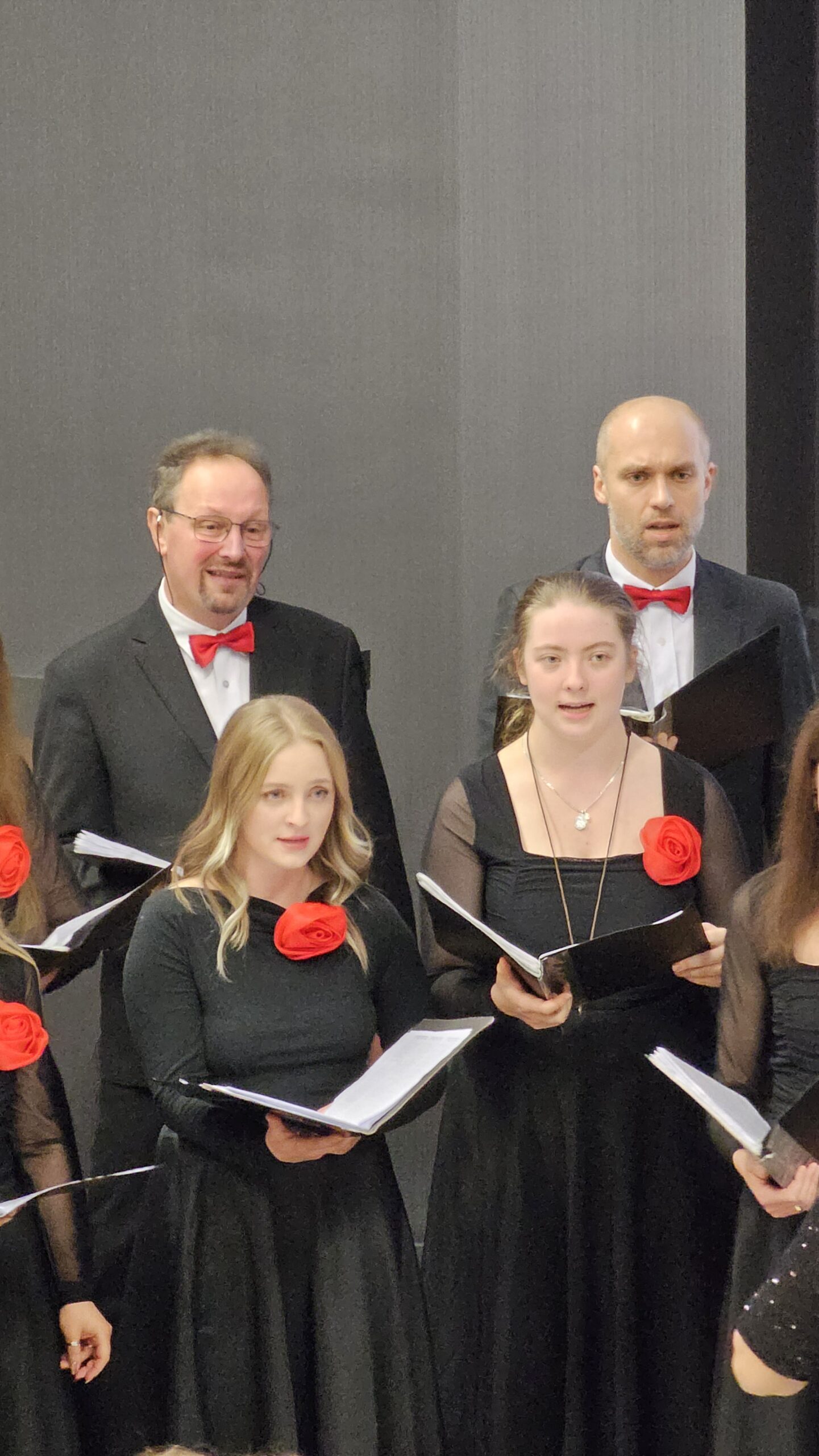 Zdjęcie grupowe Chóru "Cantata" wykonane w trakcie koncertu "Universum Cantaty".