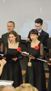 Zdjęcie grupowe Chóru "Cantata" wykonane w trakcie koncertu "Universum Cantaty".