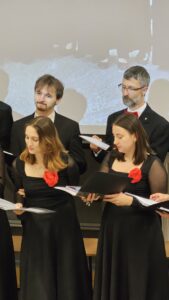 Zdjęcie grupowe Chóru "Cantata" wykonane w trakcie koncertu "Universum Cantaty".