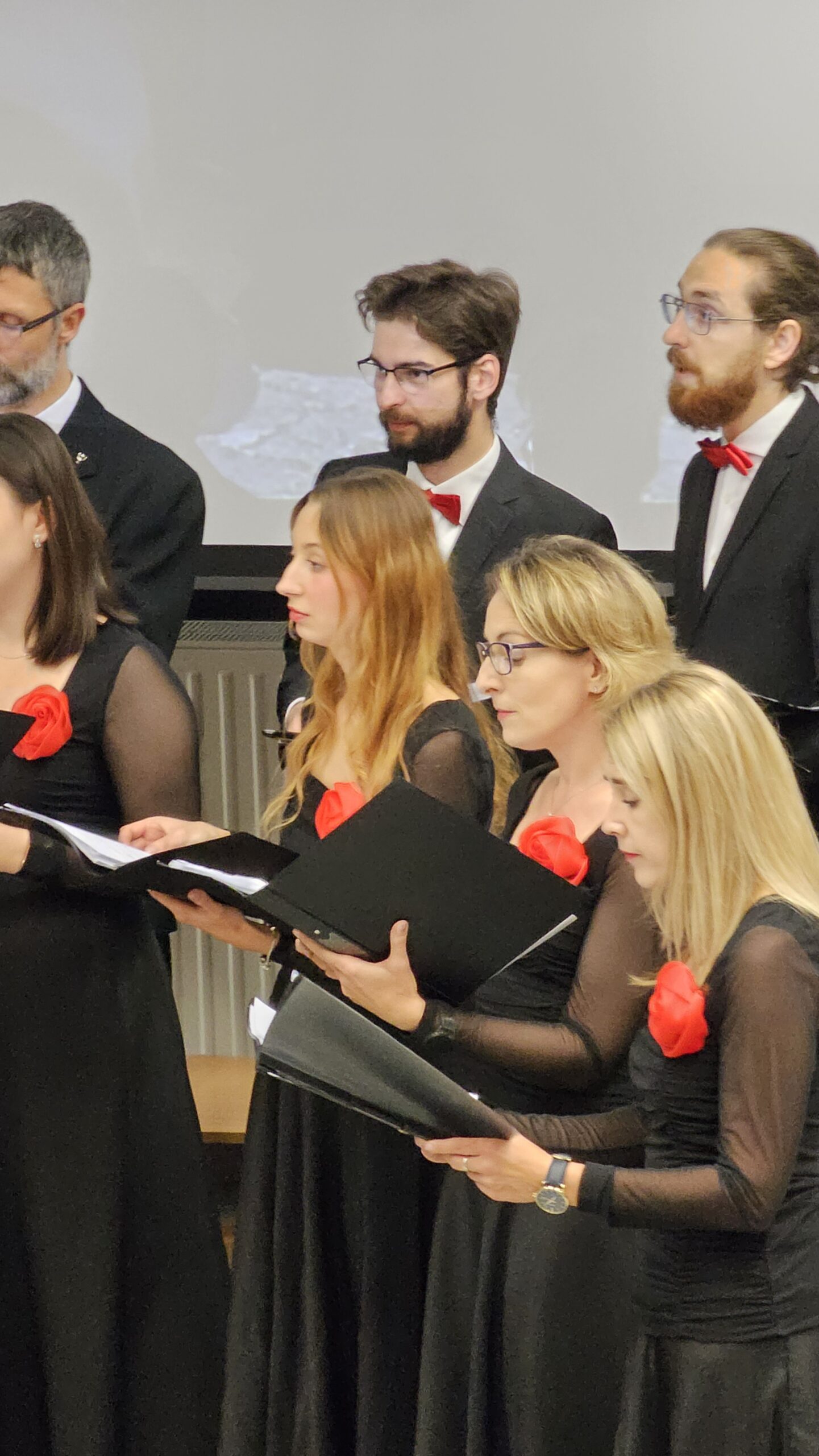 Zdjęcie grupowe Chóru "Cantata" wykonane w trakcie koncertu "Universum Cantaty".