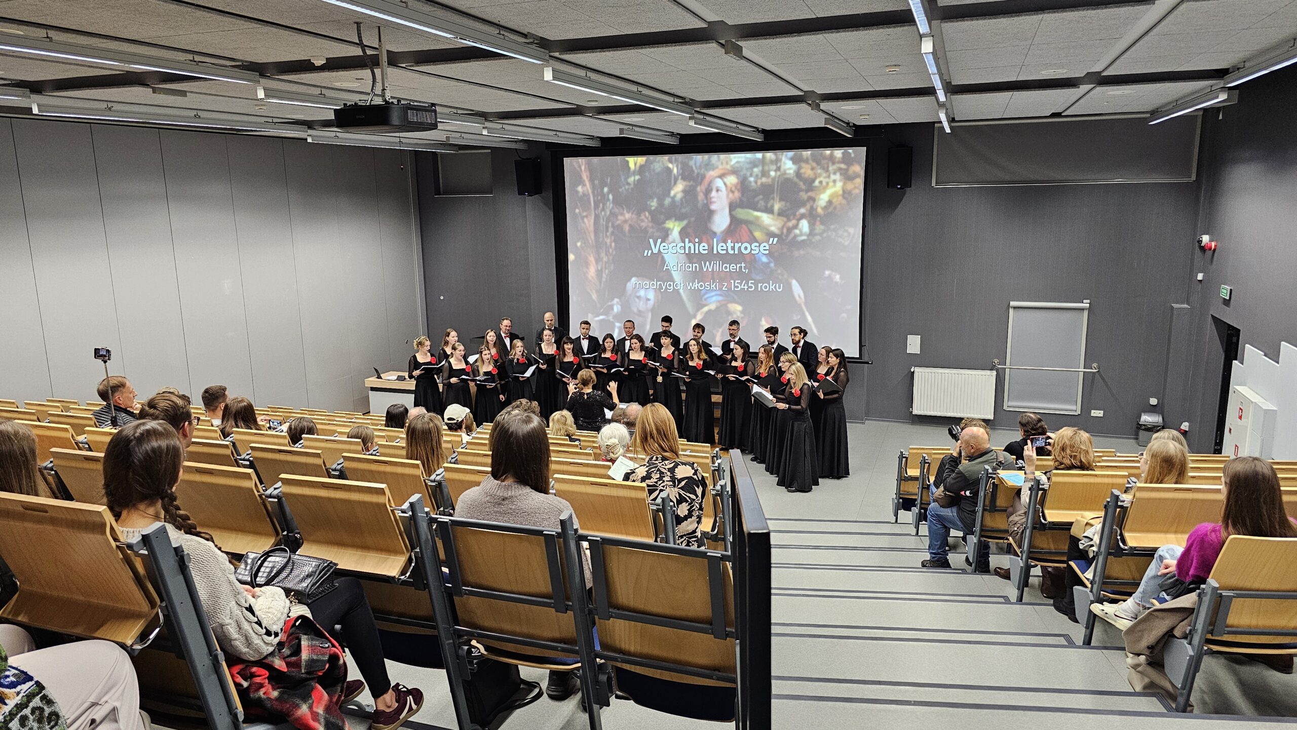 Zdjęcie grupowe Chóru "Cantata" wykonane w trakcie koncertu "Universum Cantaty".