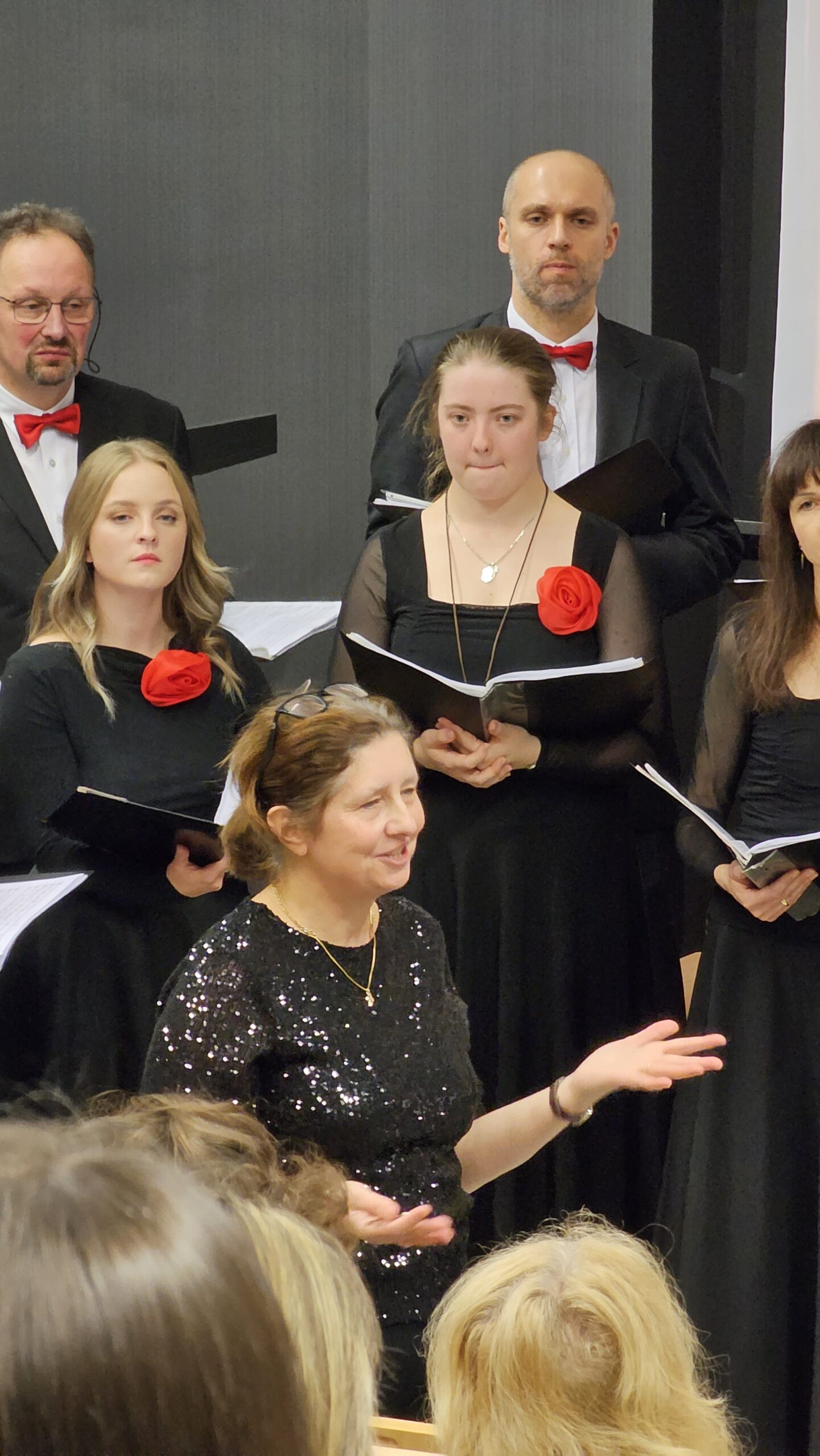 Zdjęcie grupowe Chóru "Cantata" wykonane w trakcie koncertu "Universum Cantaty".