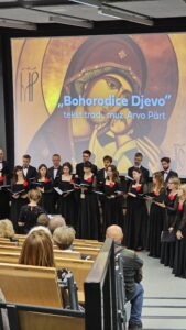 Zdjęcie grupowe Chóru "Cantata" wykonane w trakcie koncertu "Universum Cantaty".
