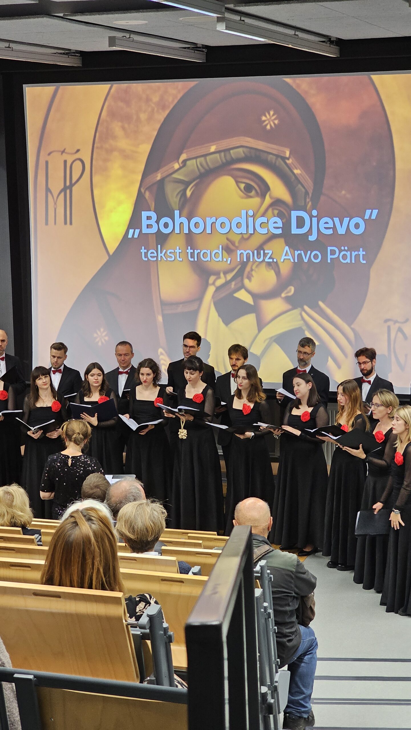 Zdjęcie grupowe Chóru "Cantata" wykonane w trakcie koncertu "Universum Cantaty".