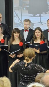 Zdjęcie grupowe Chóru "Cantata" wykonane w trakcie koncertu "Universum Cantaty".