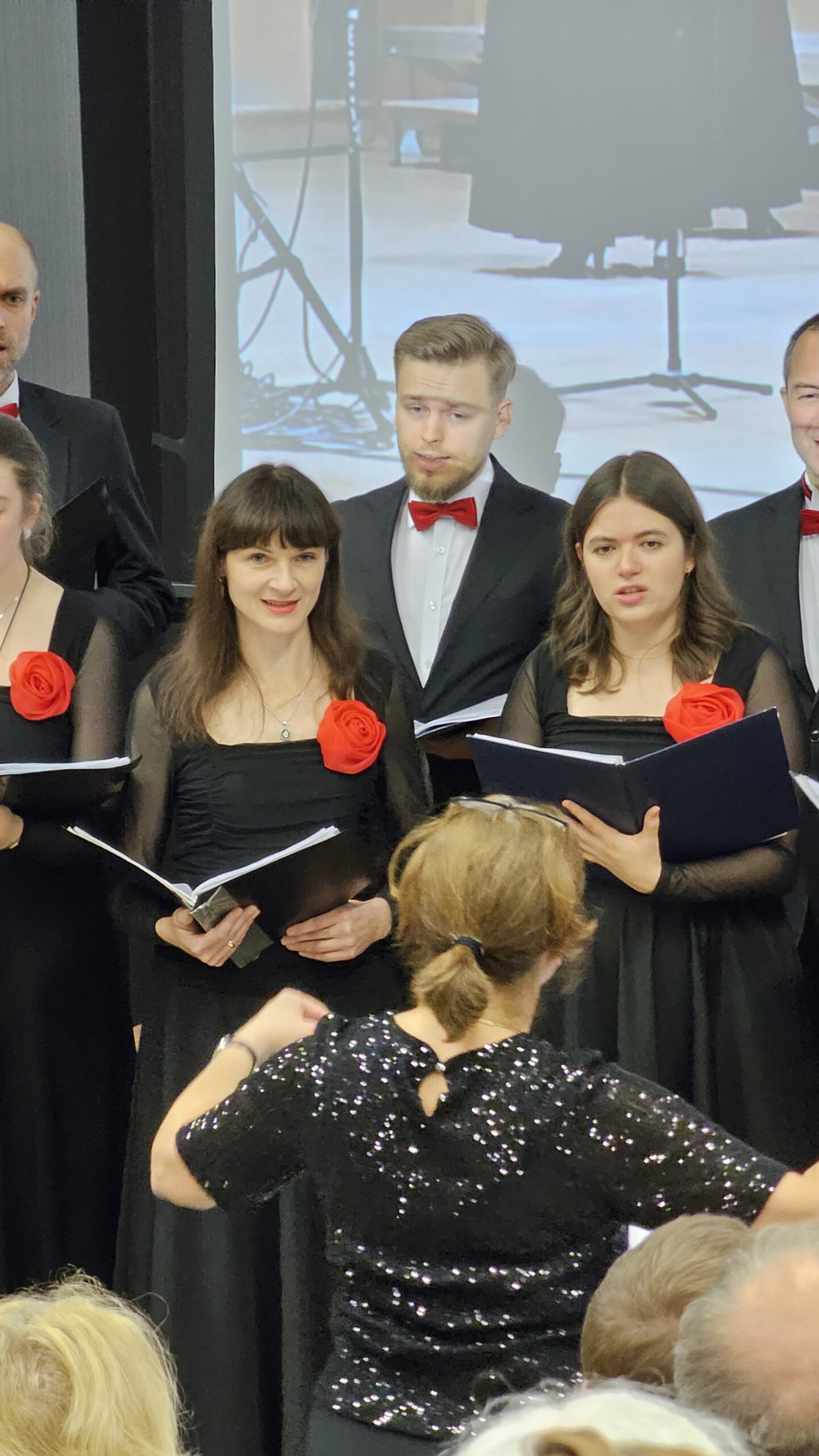 Zdjęcie grupowe Chóru "Cantata" wykonane w trakcie koncertu "Universum Cantaty".