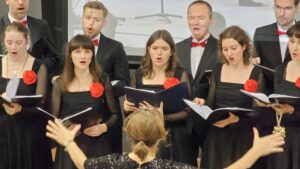 Zdjęcie grupowe Chóru "Cantata" wykonane w trakcie koncertu "Universum Cantaty".