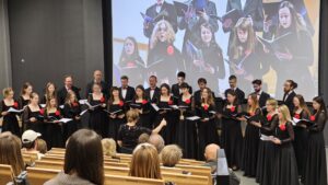 Zdjęcie grupowe Chóru "Cantata" wykonane w trakcie koncertu "Universum Cantaty".