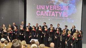 Zdjęcie grupowe Chóru "Cantata" wykonane w trakcie koncertu "Universum Cantaty".