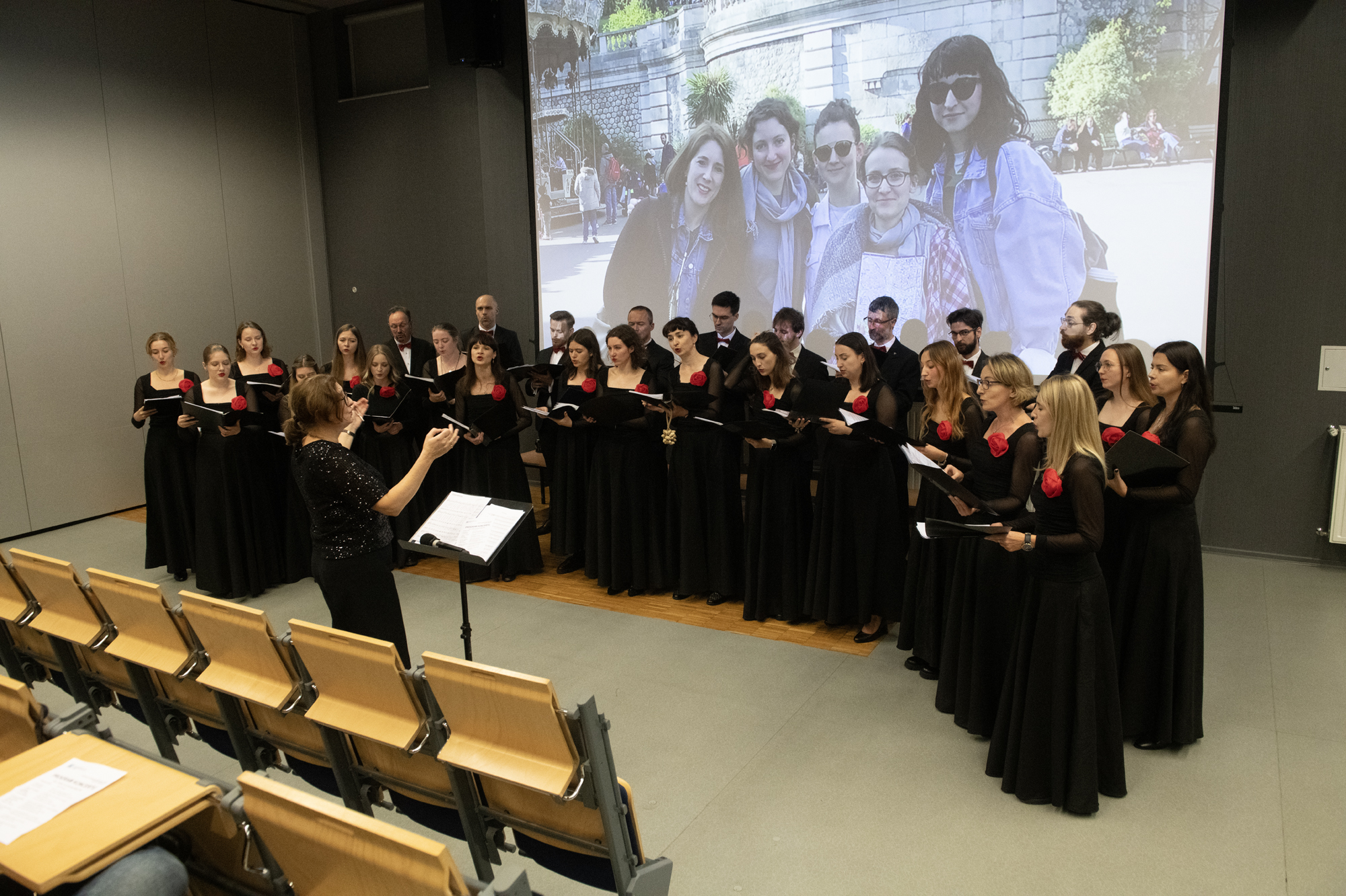 Zdjęcie grupowe Chóru "Cantata" wykonane w trakcie koncertu "Universum Cantaty".