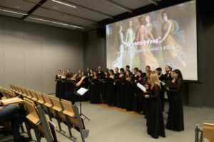 Zdjęcie grupowe Chóru "Cantata" wykonane w trakcie koncertu "Universum Cantaty".