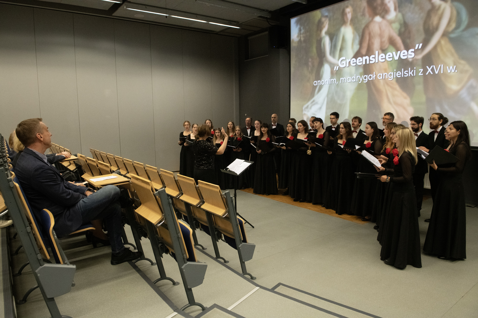 Zdjęcie grupowe Chóru "Cantata" wykonane w trakcie koncertu "Universum Cantaty".