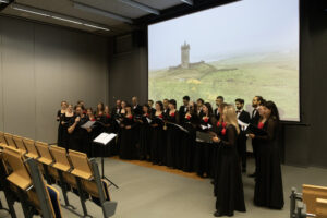 Zdjęcie grupowe Chóru "Cantata" wykonane w trakcie koncertu "Universum Cantaty".