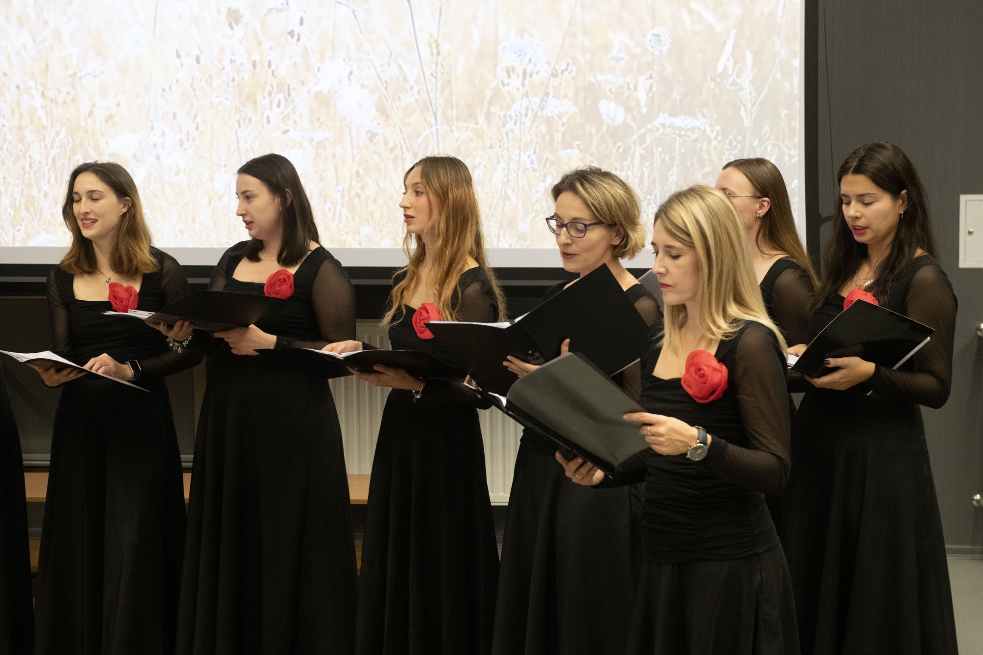 Zdjęcie grupowe Chóru "Cantata" wykonane w trakcie koncertu "Universum Cantaty".
