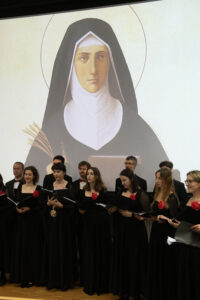 Zdjęcie grupowe Chóru "Cantata" wykonane w trakcie koncertu "Universum Cantaty".