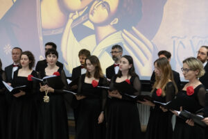 Zdjęcie grupowe Chóru "Cantata" wykonane w trakcie koncertu "Universum Cantaty".