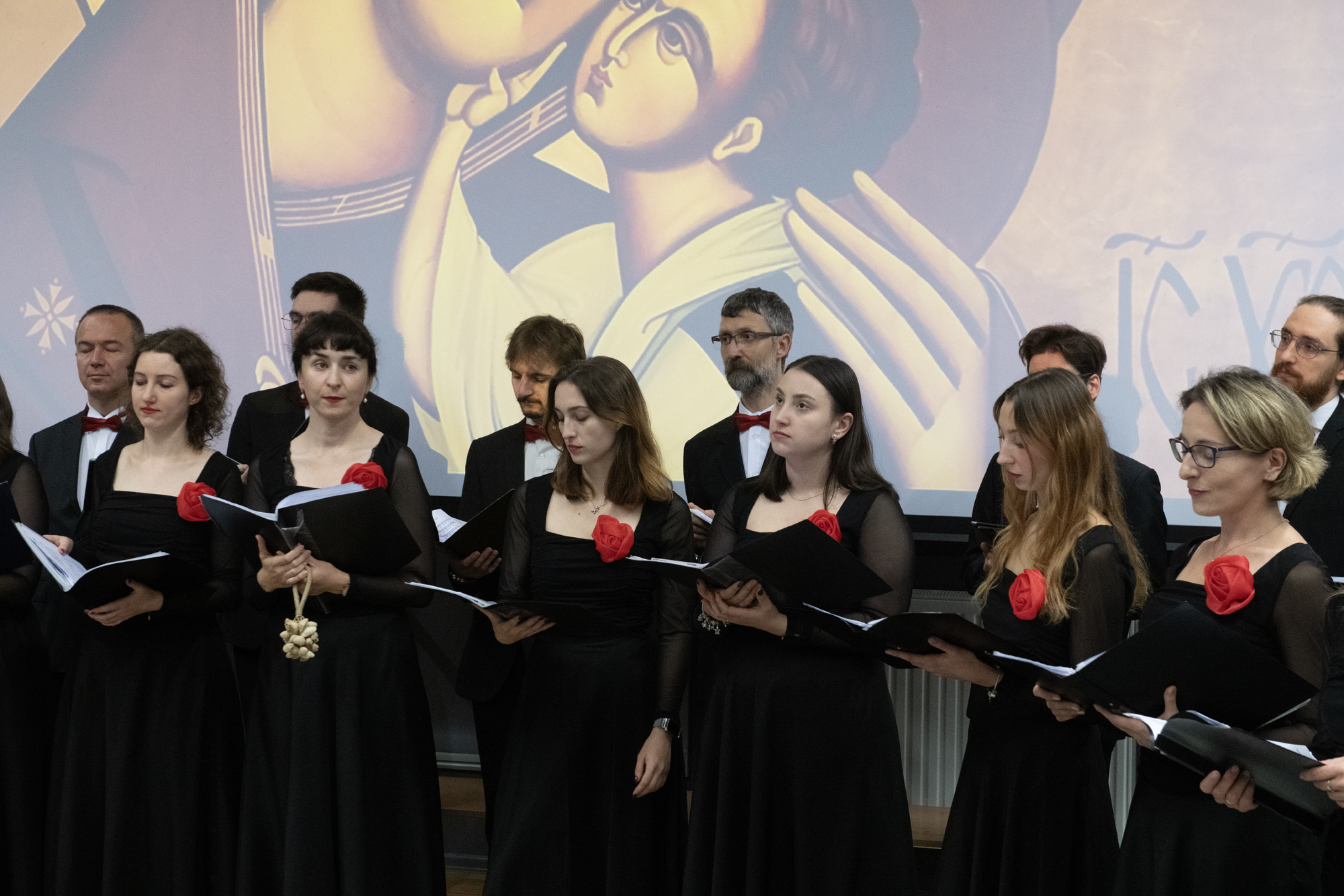 Zdjęcie grupowe Chóru "Cantata" wykonane w trakcie koncertu "Universum Cantaty".