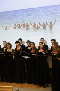 Zdjęcie grupowe Chóru "Cantata" wykonane w trakcie koncertu "Universum Cantaty".