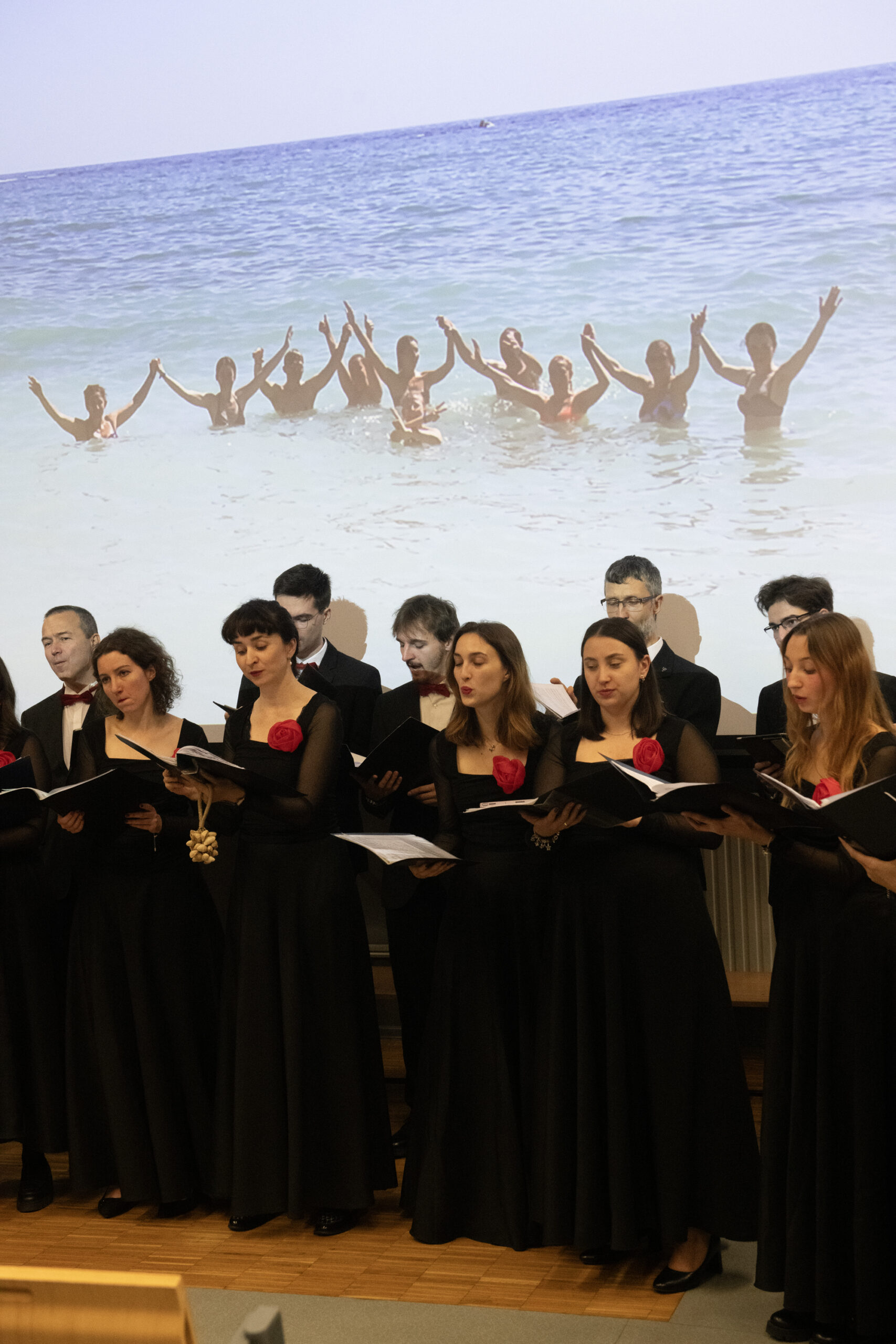 Zdjęcie grupowe Chóru "Cantata" wykonane w trakcie koncertu "Universum Cantaty".