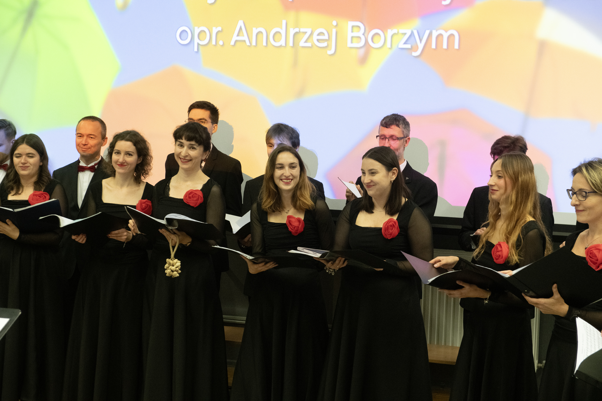 Zdjęcie grupowe Chóru "Cantata" wykonane w trakcie koncertu "Universum Cantaty".