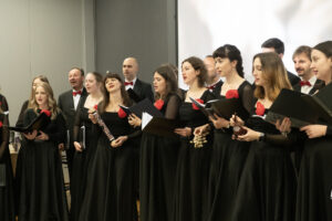 Zdjęcie grupowe Chóru "Cantata" wykonane w trakcie koncertu "Universum Cantaty".