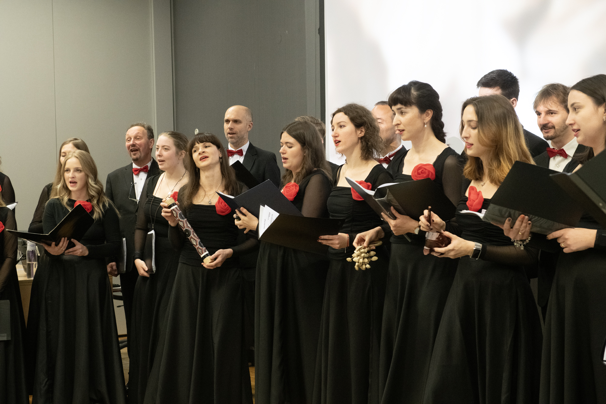 Zdjęcie grupowe Chóru "Cantata" wykonane w trakcie koncertu "Universum Cantaty".