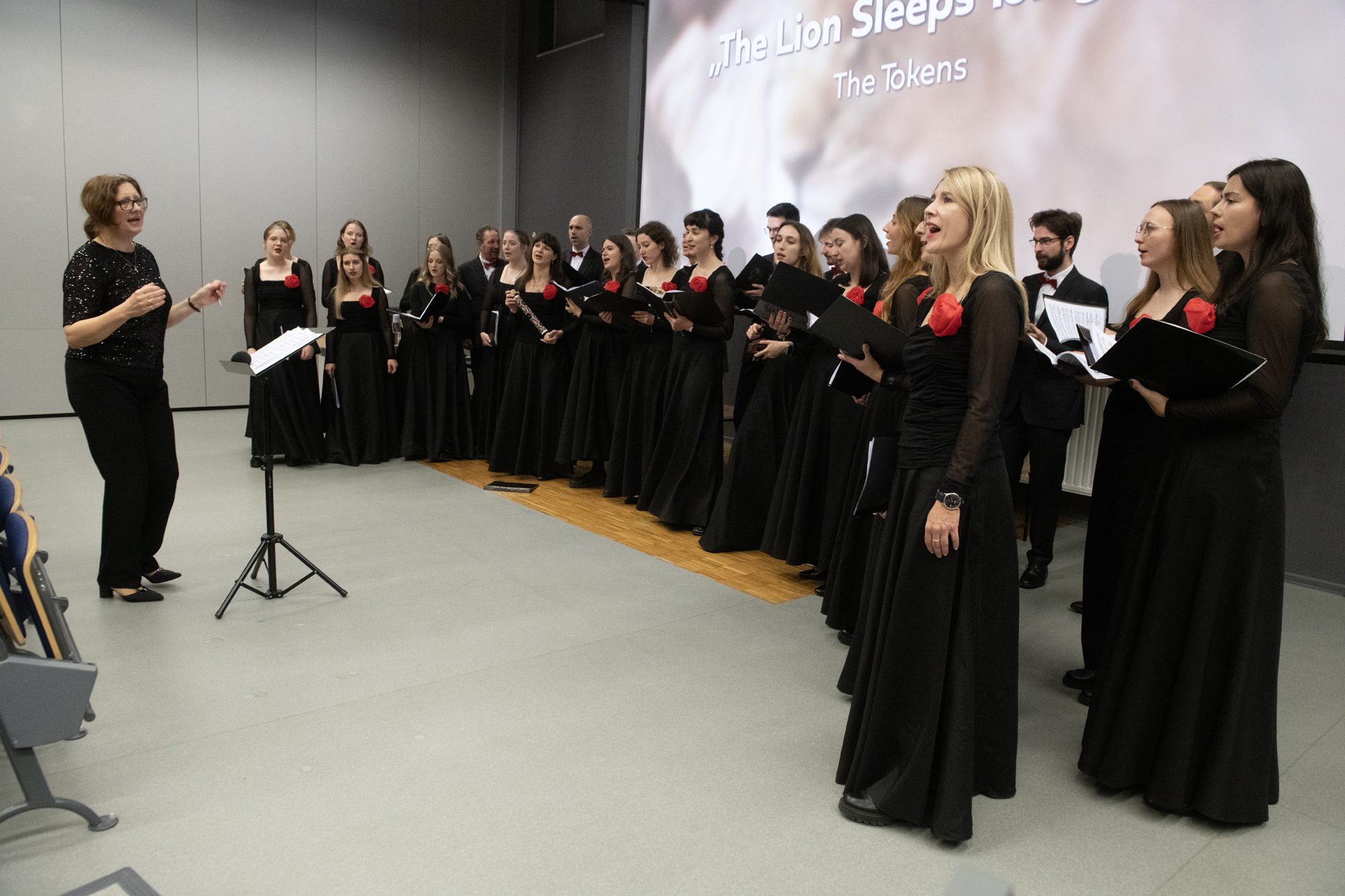 Zdjęcie grupowe Chóru "Cantata" wykonane w trakcie koncertu "Universum Cantaty".