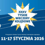 Plakat XXXV Tyskich Wieczorów Kolędowych. Plakat poziomy, w nie standardowych proporcjach wysokości do szerokości. Tło u góry niebieskie, niżej do samego dołu granatowe. Po prawej i lewej stronie plakatu grafiki aniołków w białych sukienkach grających na trąbkach. Lewy aniołek ma blond włosy, prawy brązowe. W tle trzy linie nasuwające skojarzenie z pięciolinią, na nich narysowany klucz wiolinowy. Również w tle kilka gwiazdek białych i żółtych oraz biały sierp księżyca. W prawym górnym rogu plakatu logo: "75 lat miasta TYCHY". Na środku plakatu biała gwiazda z ramionami białymi i żółtymi, z białą obręczą, na jej środku granatowy napis: "XXXV TYSKIE WIECZORY KOLĘDOWE". Poniżej, na dole plakatu białe napisy: "Prezydent Miasta Tychy Maciej Gramatyka zaprasza 11-17 STYCZNIA 2026".