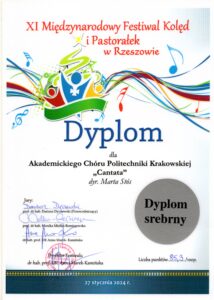 Dyplom, białe tło, u dołu pasek w kolorze morskim ze złotym szlaczkiem. U góry nazwa festiwalu: "XI Międzynarodowy Festiwal Kolęd i Pastorałek w Rzeszowie". Poniżej kolorowa stała grafika festiwalu z kluczem wiolinowym, nutkami, itp. Napisy: "Dyplom dla Akademickiego Chóru Politechniki Krakowskiej "Cantata" dyr. Marta Stós. Dyplom Srebrny. Jury: podpisy odręczne i drukowane prof. dr hab. Dariusz Dyczewski (Przewodniczący) prof. dr hab. Monika Mielko-Remiszewska dr hab. prof. UR Anna Marek-Kamińska. Dyrektor Festiwalu pieczątka i podpis dr hab. prof. UR Anna Marek-Kamińska. Liczba punktów 85,3/100p." Data na morskim pasku "27 stycznia 2024 r."